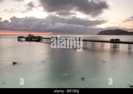 Jetée de Llandudno au lever du soleil Banque D'Images