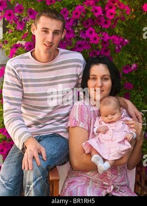 Jeune couple posing for portrait avec bébé - France. Banque D'Images