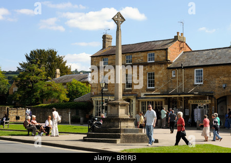 Les Cotswolds vert village Broadway Banque D'Images