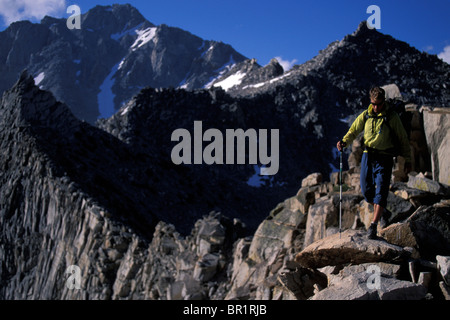 Un homme de la randonnée le long d'un rocher couvert d'arête à Kearsarge Pass en Californie. Banque D'Images