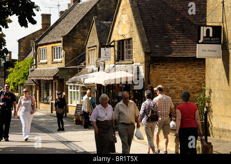 Haut de Broadway Street les Cotswolds Banque D'Images