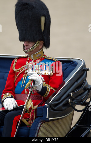 Le Prince Philip assis dans la montée d'Ivoire Phaeton, prêt à mars au large. 'La couleur' 2010 Parade Banque D'Images