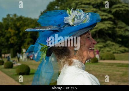 Femme dans le jardin, France - Château de Breteuil, Choisel, profil, femme de l'âge victorien vêtue de chapeau de costume traditionnel d'époque, robe de fantaisie, à l'événement de bal, 'Journees du Patrimoine' robe vintage Banque D'Images