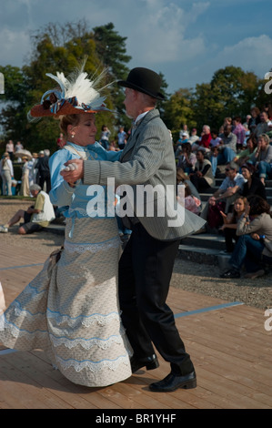 Profil de femme victorienne en France - couple mature dansant, Français, 'Chateau de Breteuil', habillé en costume d'époque traditionnel, robe de fantaisie, événements extérieurs, chapeaux de femmes, rassemblement des seniors Banque D'Images