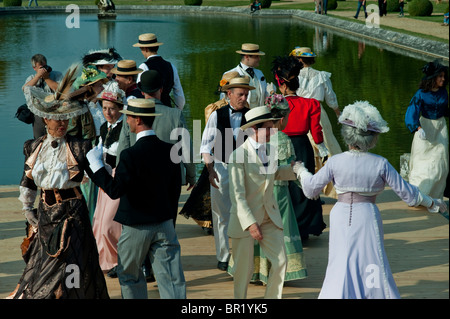 Femmes victoriennes, France - activités de personnes âgées, couples français dansant, 'Chateau de Breteuil', (Choisel), habillé en costume d'époque victorienne, robe de fantaisie, à l'extérieur au Village Dance Ball événement retraite retraités Fun, bal france Banque D'Images