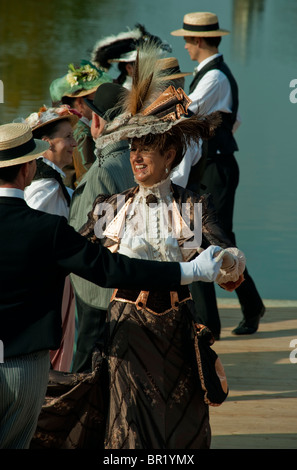 Femme victorienne en France - couples seniors français, femmes, danse, 'Chateau de Breteuil', (Choisel), habillé en costume d'époque, robe de fantaisie traditionnelle, danse à l'événement Dance Ball, robe vintage, rétro, rassemblement des seniors Banque D'Images