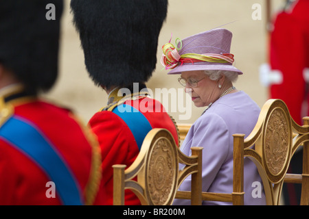 Sa Majesté la Reine (et le Prince Philip). En tête de la 'couleur' 2010 Banque D'Images