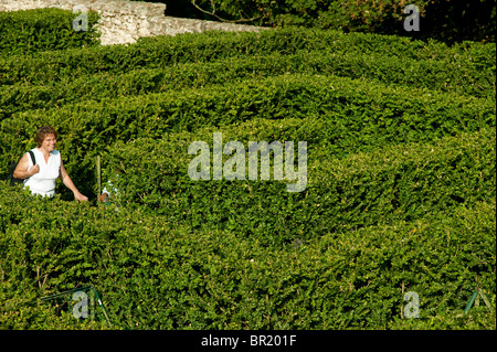 Woman in Garden, les touristes visitant Monument français, "Château de Breteuil", Jardin labyrinthe, le labyrinthe du millénaire. High Angle, journées du patrimoine Banque D'Images