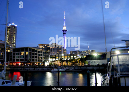 Auckland, Nouvelle-Zélande. Un soir voir plus haut bâtiment d'Auckland, de l'Auckland Sky Tower. Banque D'Images