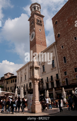 Lamberti tower - Piazza delle Erbe, Vérone, Italie Banque D'Images