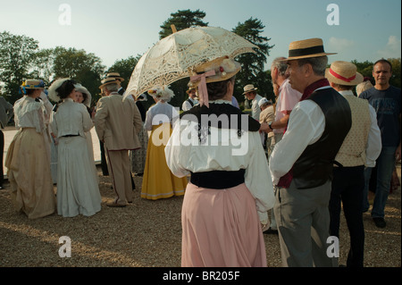 France - Grande foule, adultes seniors debout à l'extérieur, arrière, à la danse traditionnelle, Château de Breteuil, Choisel, familles habillées en costumes d'époque, robe de fantaisie, couples, personnes âgées, robe vintage, rétro bal france Banque D'Images