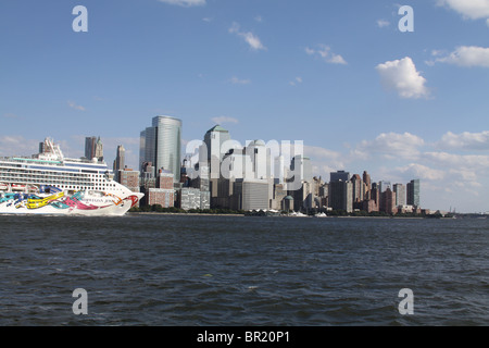 New York City- le 4 septembre 2010-Norvégiens Jewel cruise ship approching Ground Zero sur la rivière Hudson. Banque D'Images