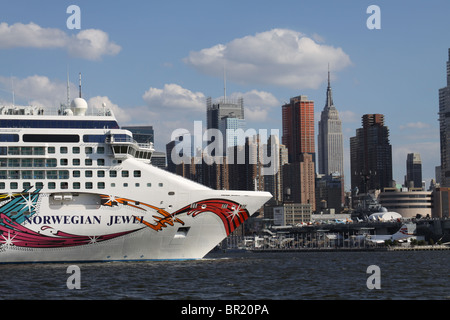 New York City- le 4 septembre 2010-Norvégiens Jewel cruise ship approching l'Empire State Building sur la rivière Hudson. Banque D'Images