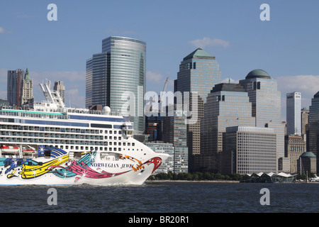 New York City- le 4 septembre 2010-Norvégiens Jewel cruise ship approching Ground Zero sur la rivière Hudson. Banque D'Images