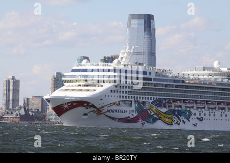 New York City- le 4 septembre 2010-Norvégiens Jewel cruise ship approching Jersey City on the Hudson River. Banque D'Images