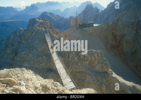 Sur la Via Ferrata Dibona, le pont juste après le refuge Lorenzi, Monte Cristallo Banque D'Images