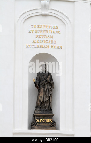Saint Petrus (St. Simon ou de saint Pierre ou de Saint Kifas) Statue - Sculpture au Château de Prague, en République tchèque Août 2010 Banque D'Images