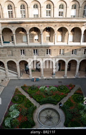 Paris, France, vue en angle élevé, intérieur de la cour du jardin à la française dans l'hôpital public historique, 'Hôtel Dieu » Banque D'Images