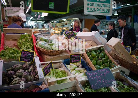 Paris, France, personnel en petit groupe, Inside Food Markets, Bio Shopping, légumes au marché agricole, quartier du Marais, consommation locale 'les enfants rouges', prix des aliments, légumes à l'intérieur Banque D'Images