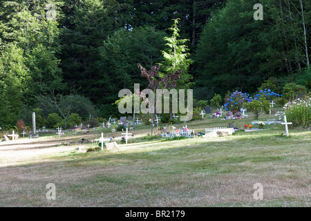 Croix de bois blanc simple mark Native American Graves dans le cimetière des Indiens Makah près de Neah Bay Péninsule Olympique Washington Banque D'Images