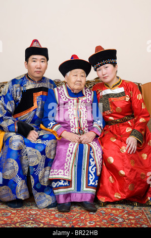 (Bouriate mongol) famille : grand-mère, petit-fils et sa femme, en costume national Banque D'Images