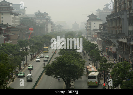 Le trafic et la pollution à Xian, Chine Banque D'Images