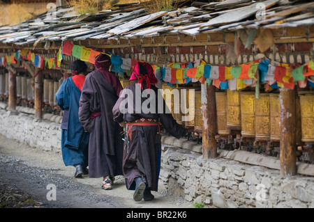 Personnes âgées Les pèlerins bouddhistes tibétains tournent roues de prière, Monastère de Tagong, province du Sichuan, Chine Banque D'Images