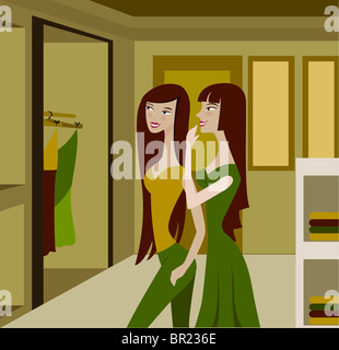 Vue latérale des deux femmes shopping dans un magasin de vêtements Banque D'Images