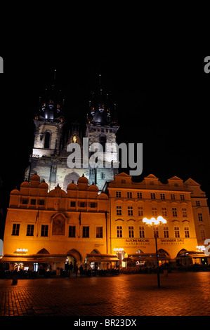 Nuit à l'église de Tyn, Prague, République Tchèque Banque D'Images