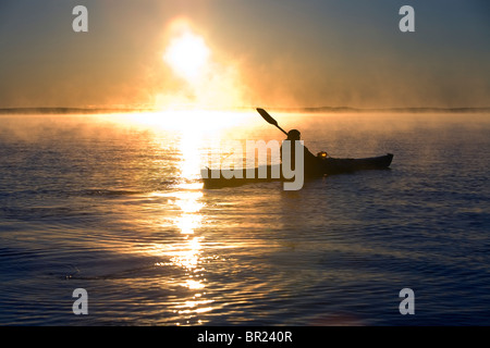 Lever du soleil sur le lac en kayak Sebago Banque D'Images