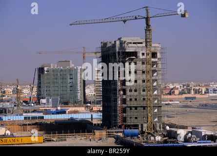 Tour grues plus de bâtiments en construction dans la ville de Dubaï à croissance rapide Banque D'Images