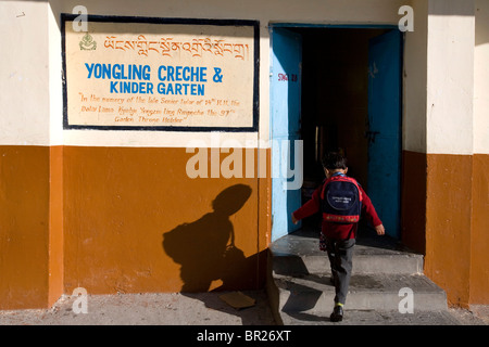 Jeune garçon entrant dans la crèche et de la maternelle, Yongling l'éducation dans l'Exil, McLeod Ganj, Dharamsala, Himachal Pradesh, Inde. Banque D'Images