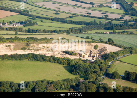 Vue aérienne d'une Coscombe carrière depuis l'ouest avec le village des Cotswolds, Gloucestershire de Cutsdean visible à l'arrière-plan Banque D'Images