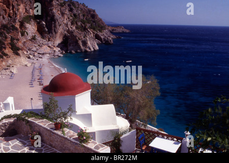 L'église rouge et baie à Sart-lez-spa, Karpathos, Grèce Banque D'Images