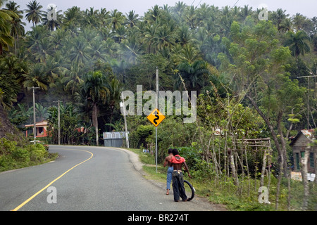 Les enfants jouent par la route en République Dominicaine Banque D'Images
