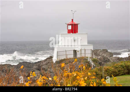 Phare de Amphitrite Point sur un jour d'automne brumeux, Ucluelet (Colombie-Britannique) Banque D'Images