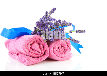 Accessoires spa à la lavande et rose serviettes sur fond blanc Banque D'Images