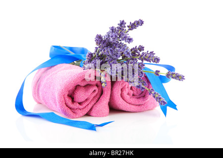 Accessoires spa à la lavande et rose serviettes sur fond blanc Banque D'Images