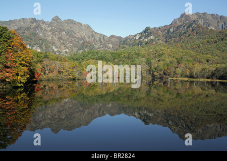 Ike Kagami (miroir), le lac à l'automne, avec en toile de fond la montagne Sanctuaire Togakushi. Banque D'Images