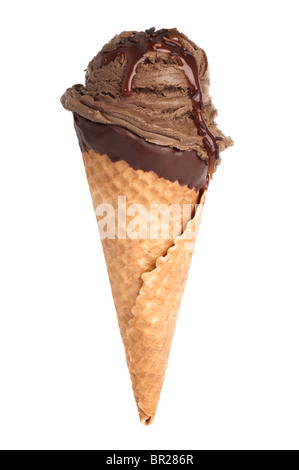 Cornet de crème glacée au chocolat isolé sur fond blanc Banque D'Images