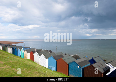 Cabines de plage sur le front de mer, le Felixstow, Suffolk, Angleterre, Royaume-Uni Banque D'Images