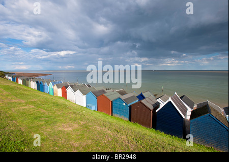 Cabines de plage sur le front de mer, le Felixstow, Suffolk, Angleterre, Royaume-Uni Banque D'Images