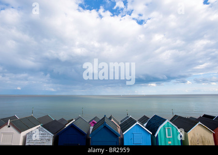 Cabines de plage sur le front de mer, le Felixstow, Suffolk, Angleterre, Royaume-Uni Banque D'Images