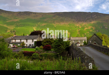 Grange et Maiden Moor, Lake District. Maisons et la petite église dans de l'historique pont de pierre sur la rivière Derwent. Banque D'Images