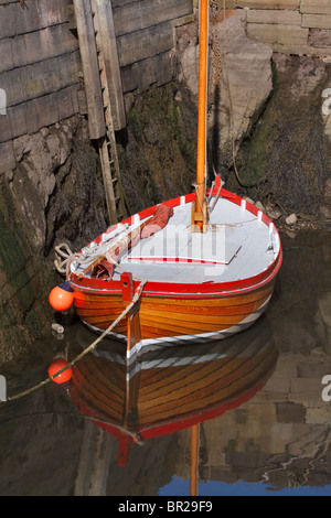 La voile en bois canot amarré dans le port de St Abbs, Ecosse Banque D'Images