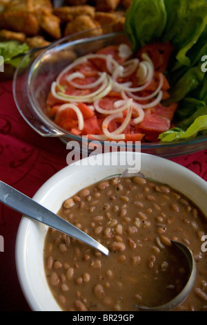 Brazillian traditionnel repas. Les haricots et salade Banque D'Images