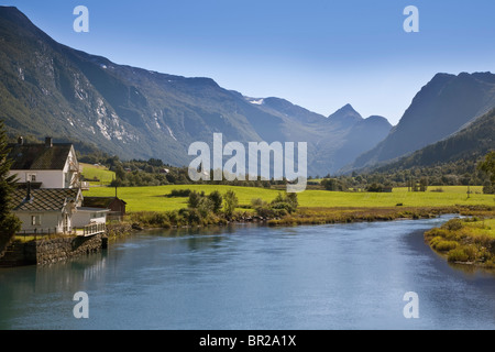 Vue depuis le pont à Olden situé à l'embouchure de la rivière dans le Oldeelva vallée Oldedalen, Norvège Banque D'Images