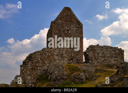 Tour de Smailholm, Scottish Borders, Scotland, manoir fortifié et d'une tour avec un mur défensif. Banque D'Images