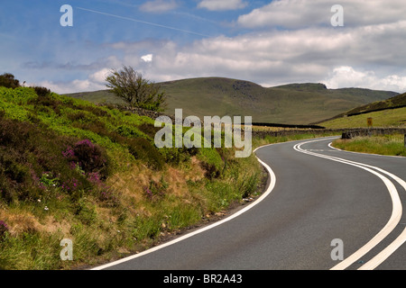 Snake Pass, Pic Noir, Peak District, Derbyshire, une dangereuse route sinueuse avec un taux élevé d'accidents Banque D'Images