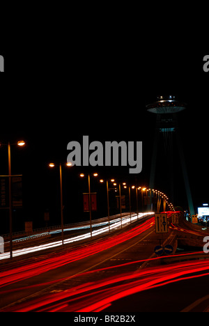 La photo a été prise à Bratislava/Slovaquie sur le pont suspendu au-dessus de laquelle il y a un restaurant sous la forme d'OVNI. Banque D'Images